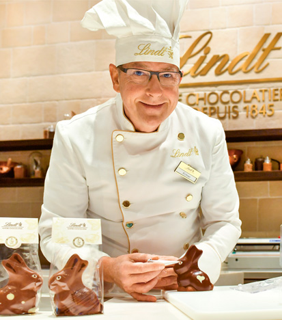 Maîtres Chocolatiers with Gold Bunnies (Photo)