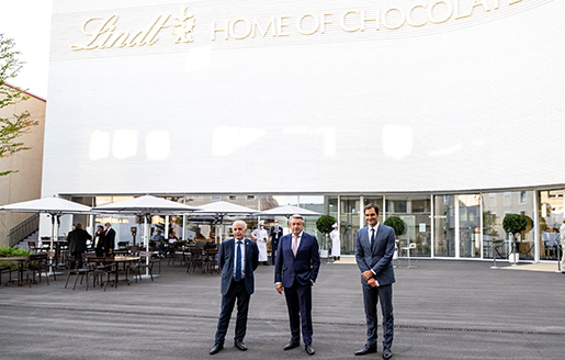 Ernst Tanner, Roger Federer and another person in front of the Lindt Home of Chocolate (Photo)
