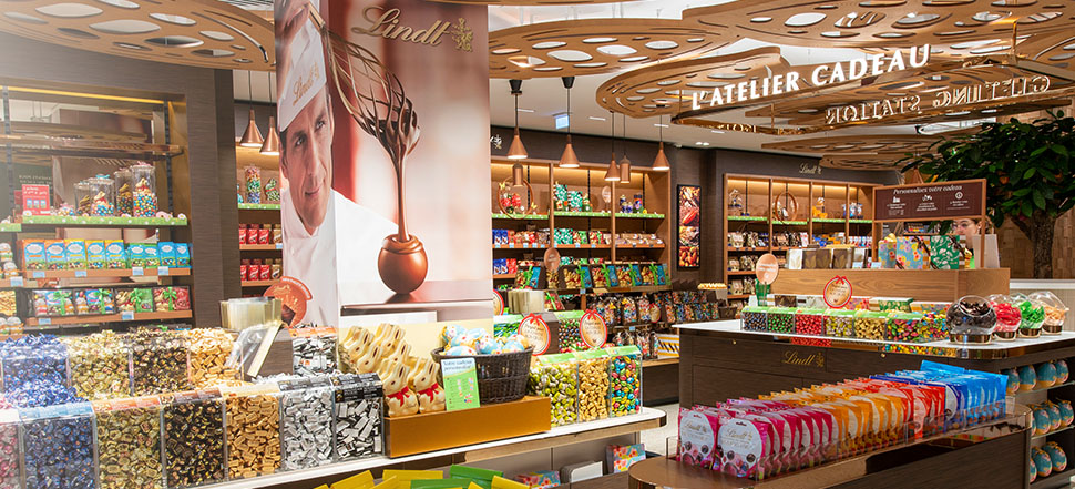 Various LINDOR Truffles in a flagship store (Photo)