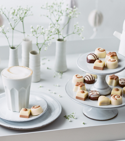 Eine Kaffeetafel mit Lindt Pralinen (Photo)