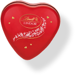 Eine rote, herzförmige Schachtel mit LINDOR-Kugeln (Foto)